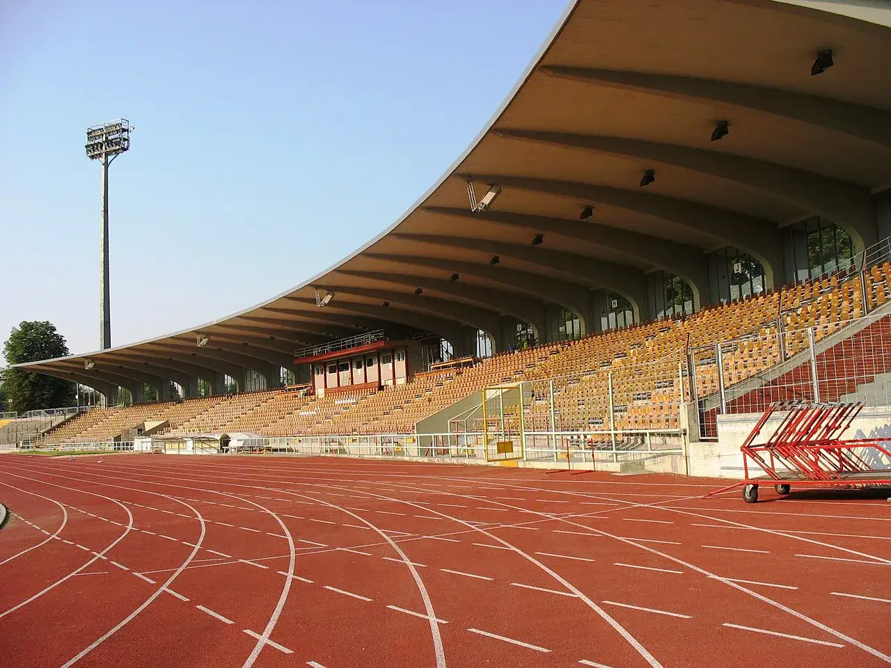 schemat pomiaru bieżni lekkoatletycznej