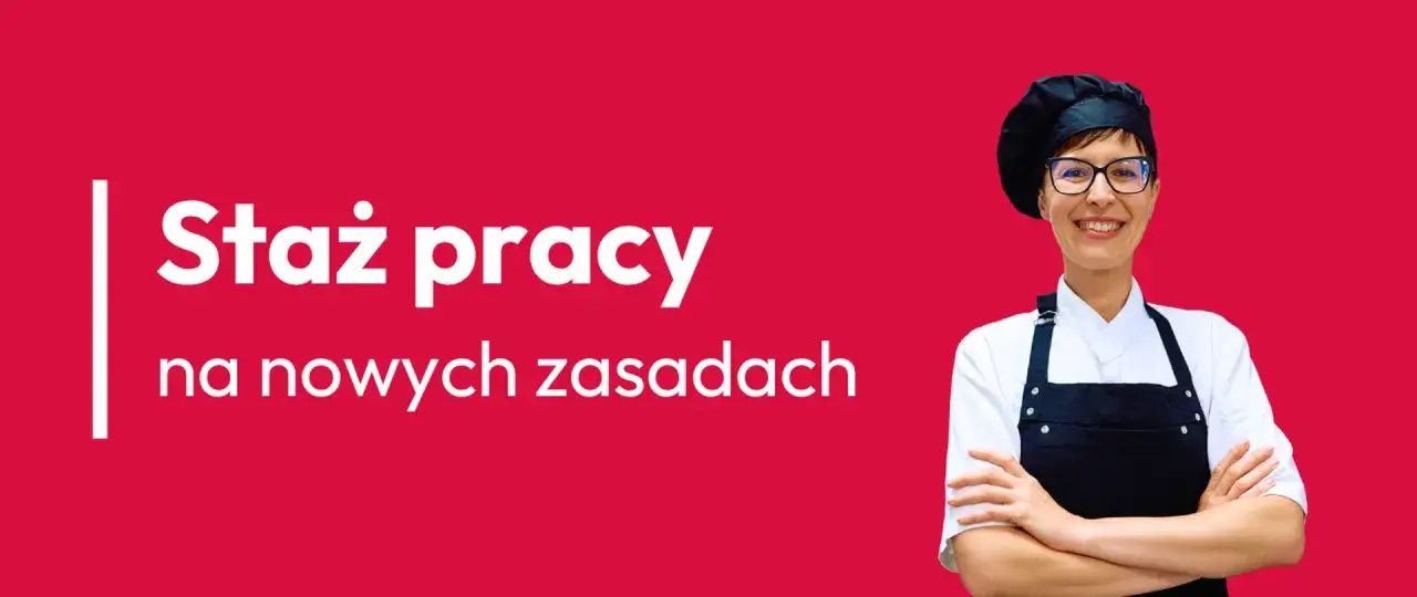 Uśmiechnięta osoba w stroju kucharskim, z napisem