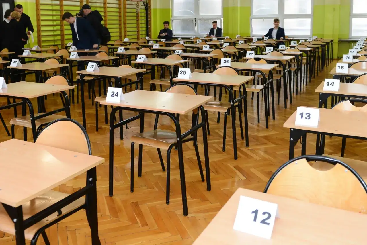 Puste ławki czekają na uczniów. Zastanawiasz się, ile trwa egzamin ósmoklasisty? Wkrótce się dowiesz!