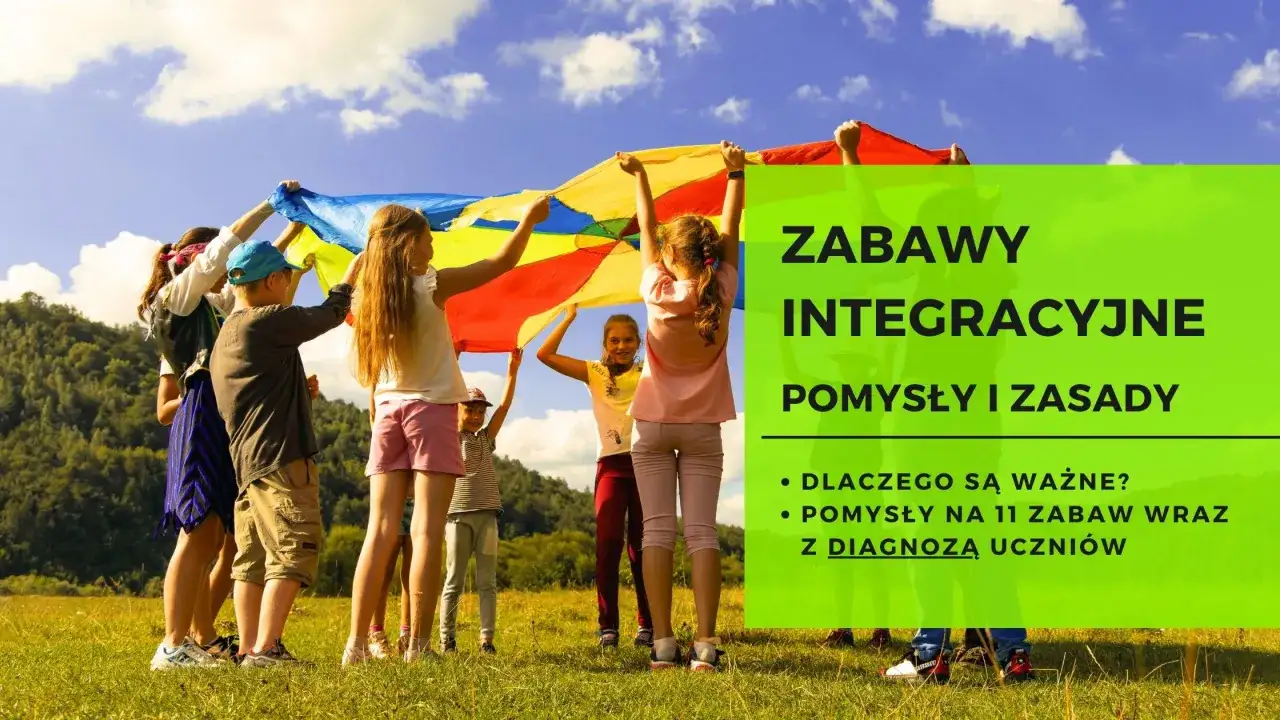 Dzieci klas 1-3 trzymają kolorowy materiał, tworząc zabawy integracyjne. W tle zielone wzgórza i błękitne niebo.