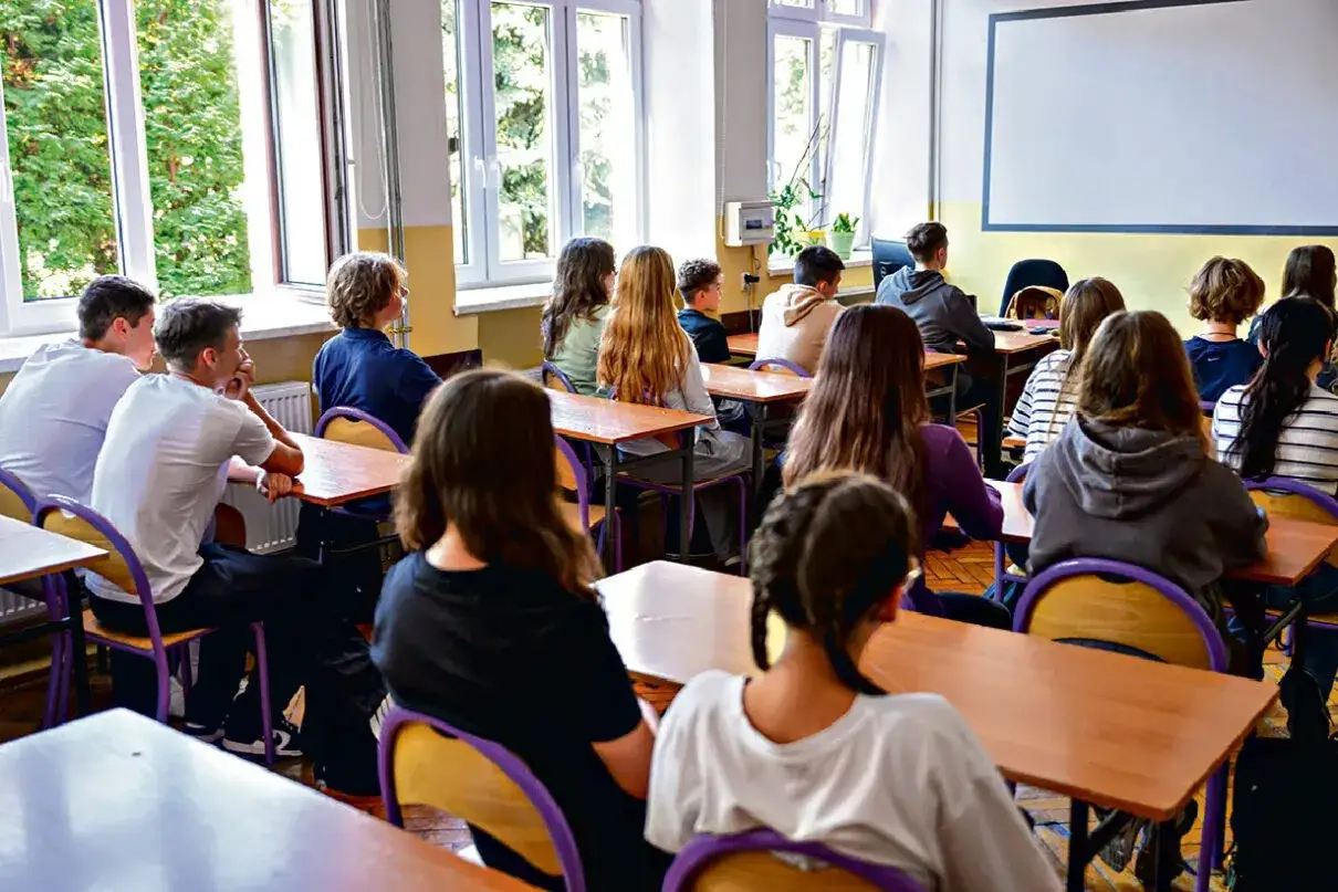 Uczniowie słuchają lekcji, która może dotyczyć edukacji zdrowotnej. W klasie panuje skupienie.