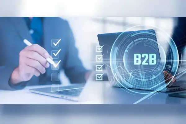 Biznesmen zaznacza zadania na liście kontrolnej, symbolizując nowelizację kodeksu pracy i rozwój B2B.