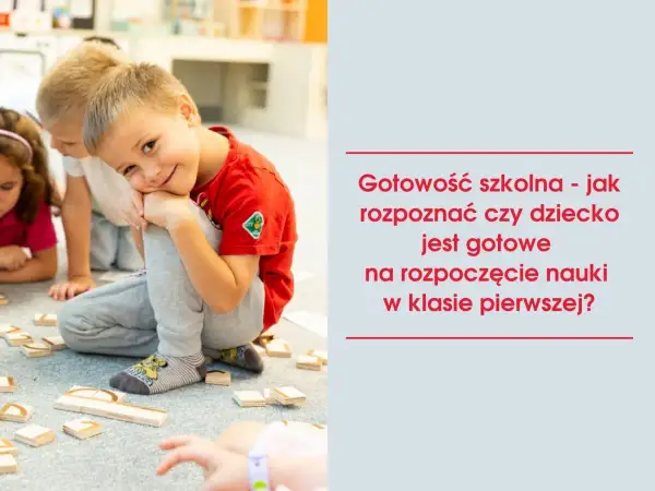 Uśmiechnięty chłopiec w czerwonej koszulce, otoczony klockami, symbolizuje gotowość szkolną.