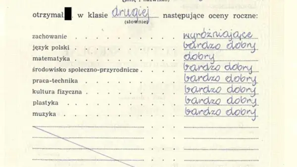 Szkoła oceniała ucznia w drugiej klasie. Skala ocen obejmuje zachowanie, język polski, matematykę i inne przedmioty.
