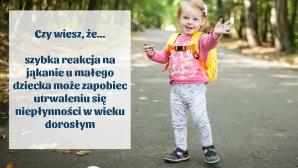 Uśmiechnięta dziewczynka z plecakiem. Szybka reakcja na jąkanie u dziecka może zapobiec utrwaleniu się niepłynności w wieku dorosłym.