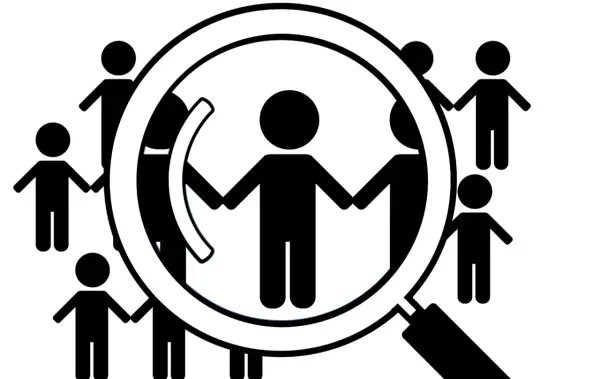 Grupa ludzi trzymających się za ręce, analizowana przez lupę. To symbol diagnozy funkcjonalnej.