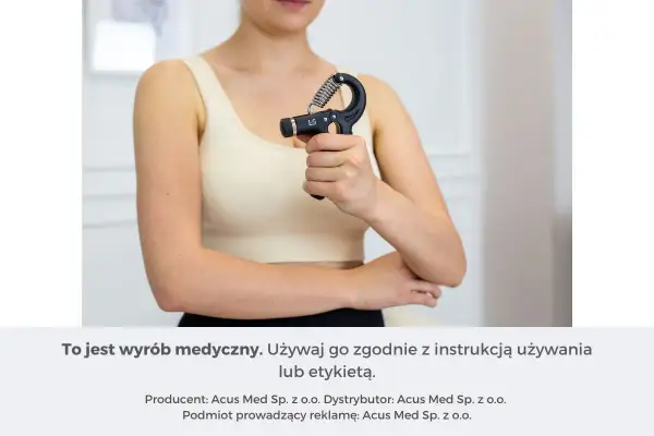 Kobieta wykonuje ćwiczenia terapii ręki z użyciem ściskuacza.