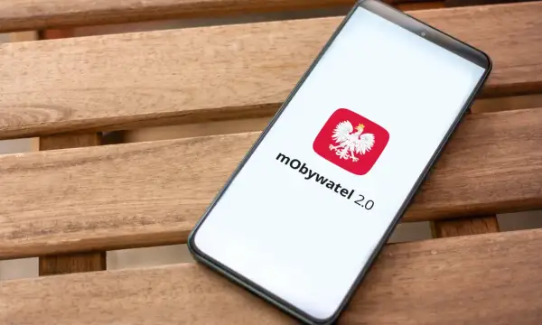 Smartfon z aplikacją mObywatel 2.0, która może służyć jako cyfrowa legitymacja nauczyciela.