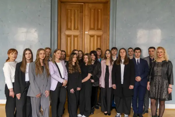 Makijaż, włosy, tatuaże: Czy szkoła może to zabronić? Prawa ucznia