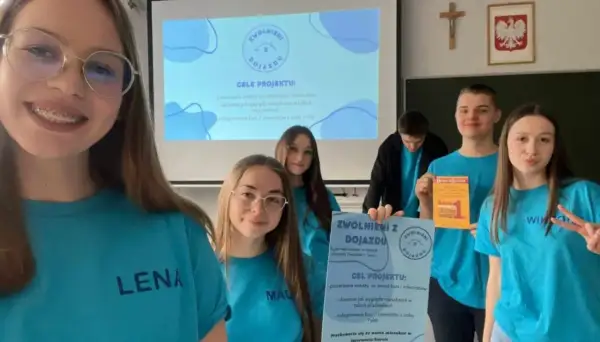 Uczniowie prezentują projekt "Zwolnieni z dojazdu", wyjaśniając, co to internat i jak wygląda życie w takich placówkach.
