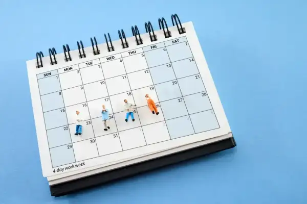 Figurki ludzi na kalendarzu z napisem "4-day work week". Czy to zapowiedź zmian w aktualnym rozporządzeniu w sprawie awansu zawodowego nauczycieli?