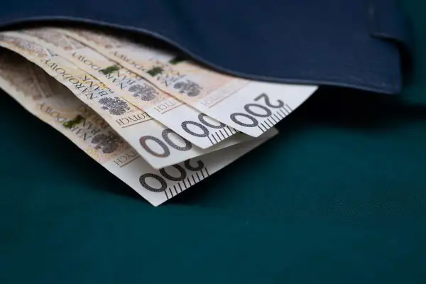 Pieniądze w portfelu, symbolizujące nagrodę jubileuszową nauczycieli. Widać banknoty po 200 złotych.