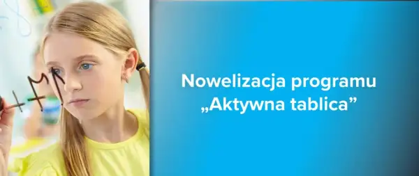 Dziewczynka pisze na szkle, ucząc się z programem „Aktywna tablica”.